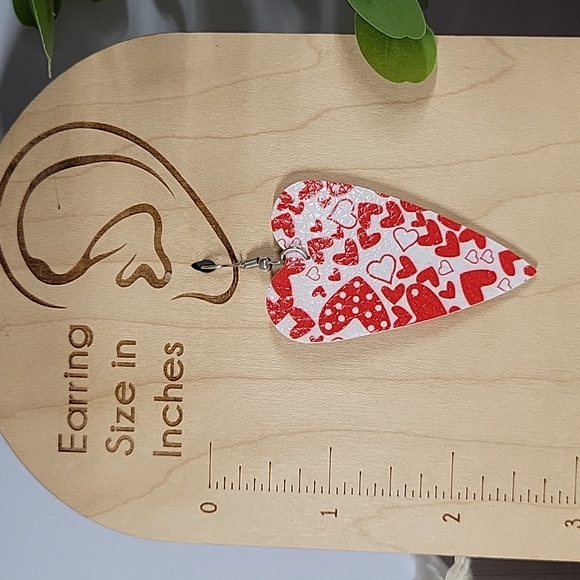 🔥LAST PAIR🔥 Elongated Folk Art Heart Drop Earrings - Picture 3 of 6